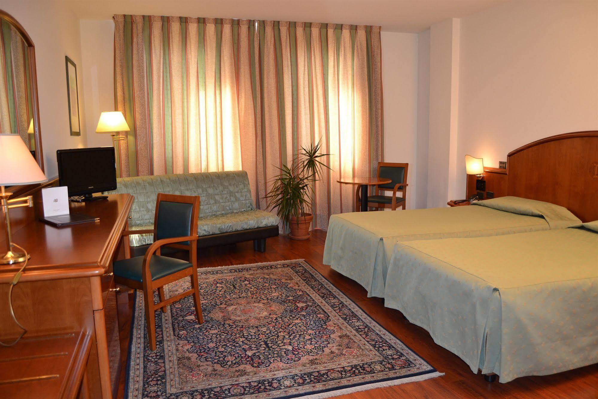 Hotel Due Leoni Sacile Esterno foto