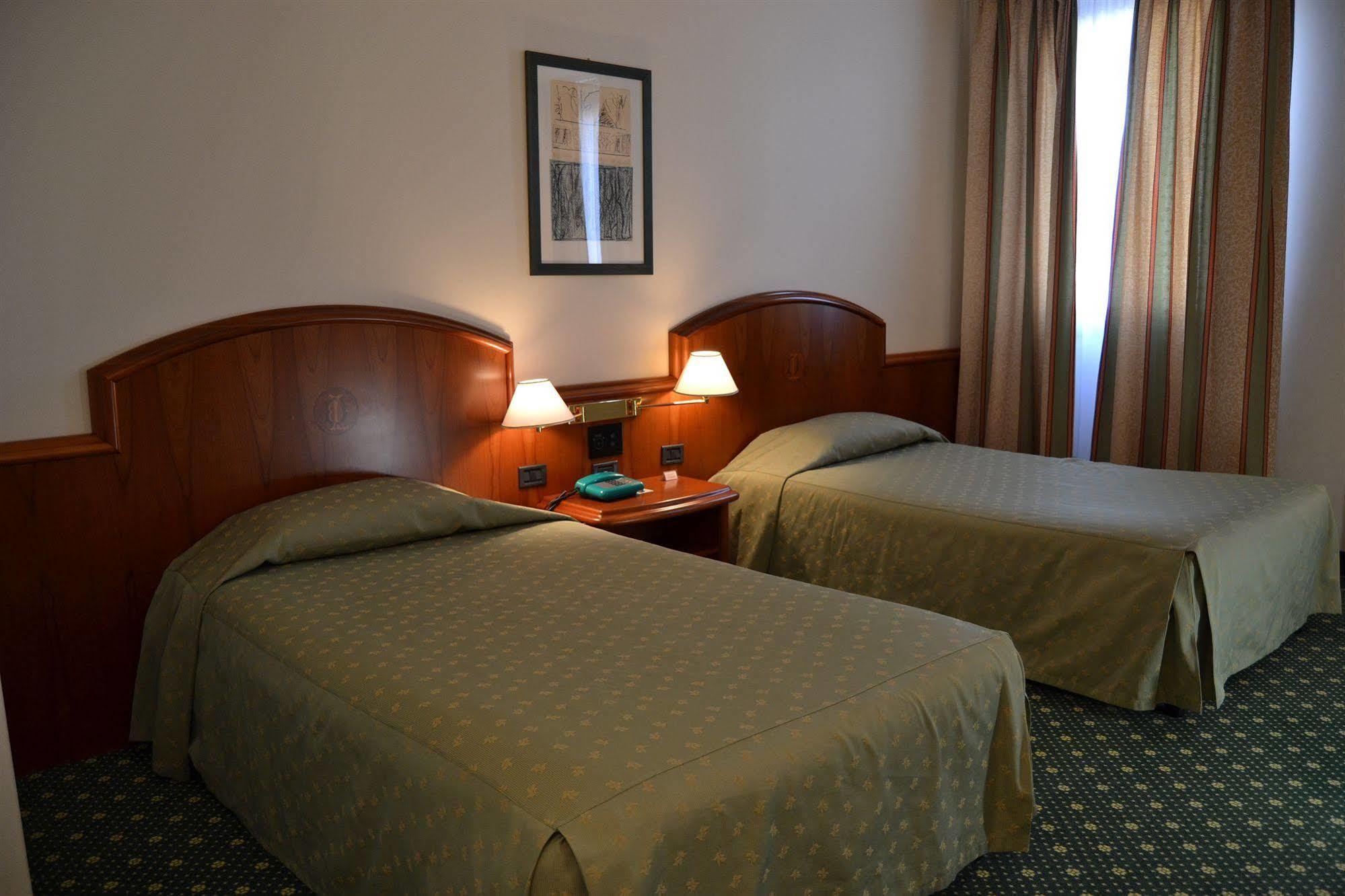 Hotel Due Leoni Sacile Esterno foto
